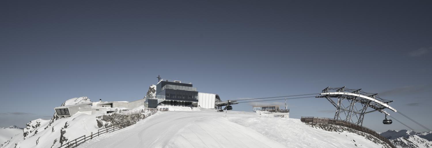 007 Elements & ICE Q Restaurant at 3,040m
