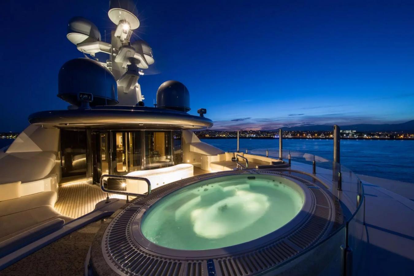 RoMEO8 Yacht