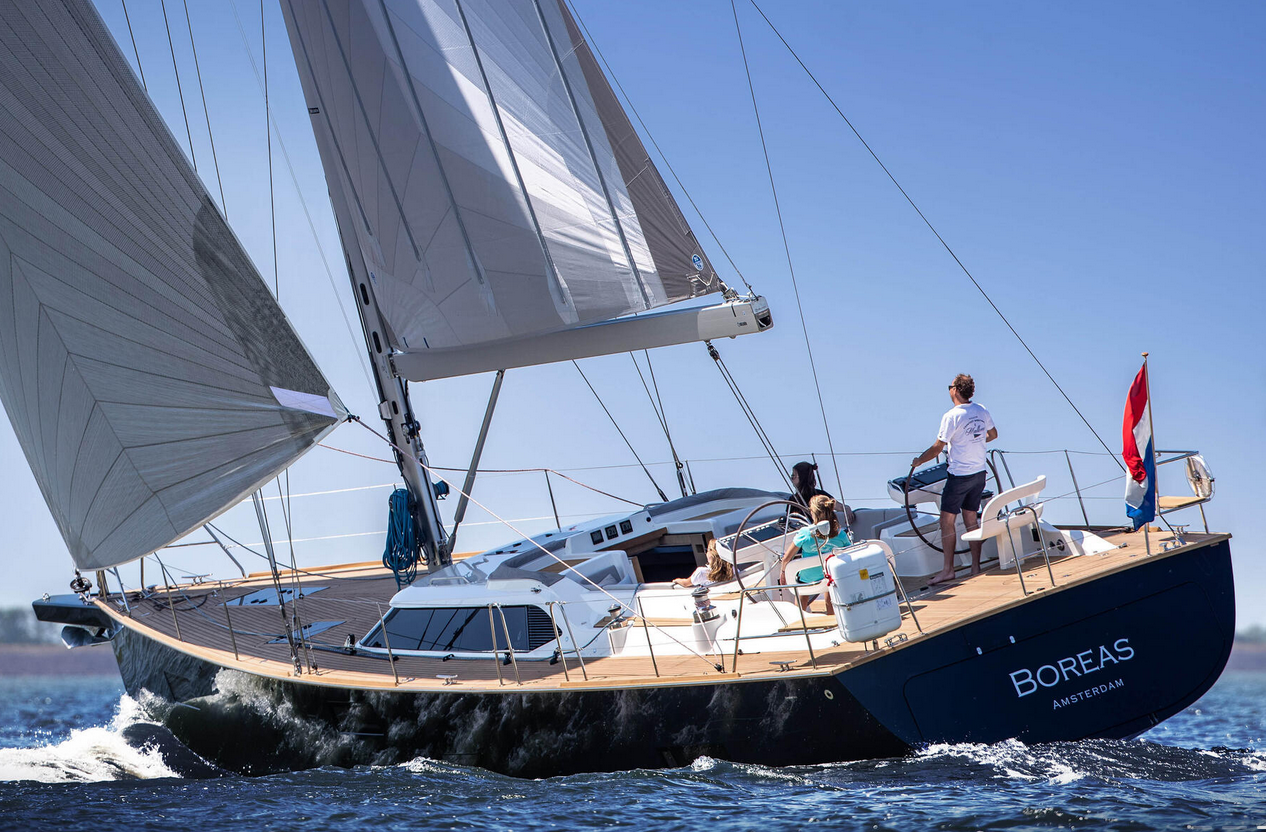 Contest 55CS Yacht