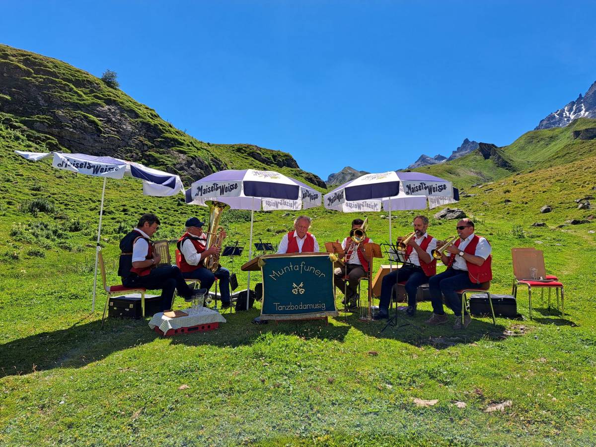 Heidelberger Hutte musicians
