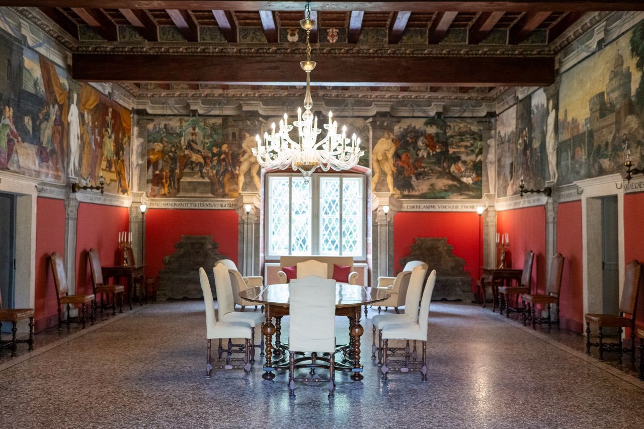 The grand room and frescoes
