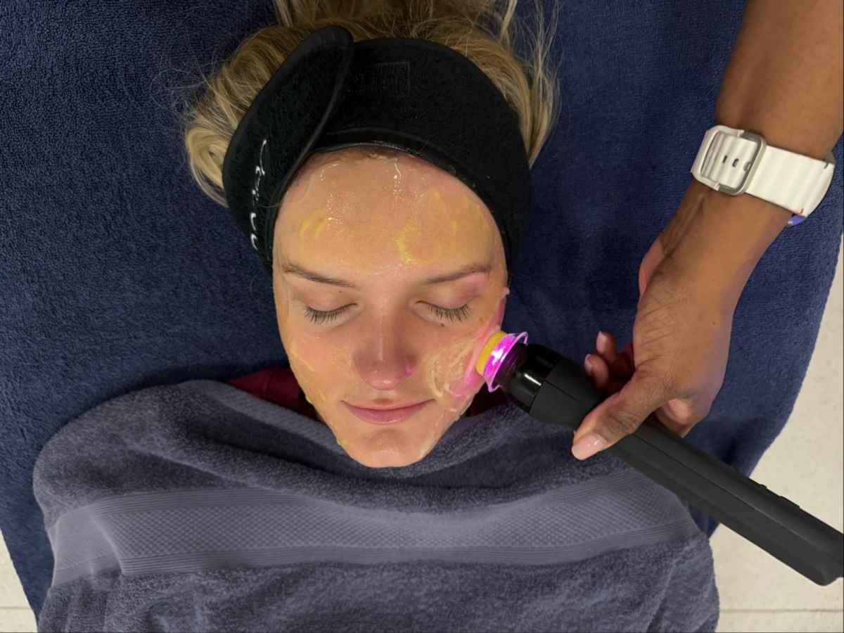 A Geneo facial underway