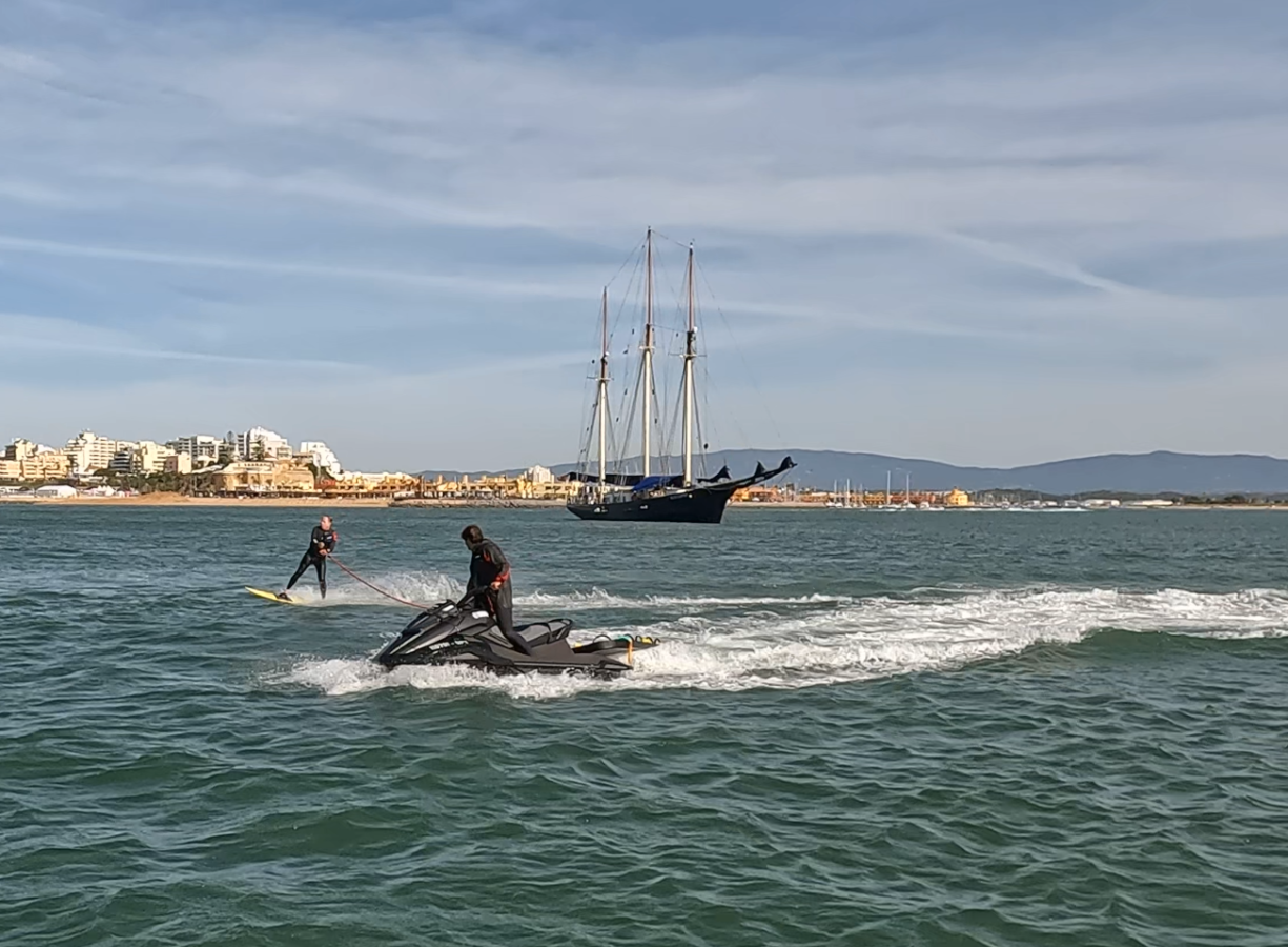 Yves de Contades waterskiing behind Nic Von Ruff