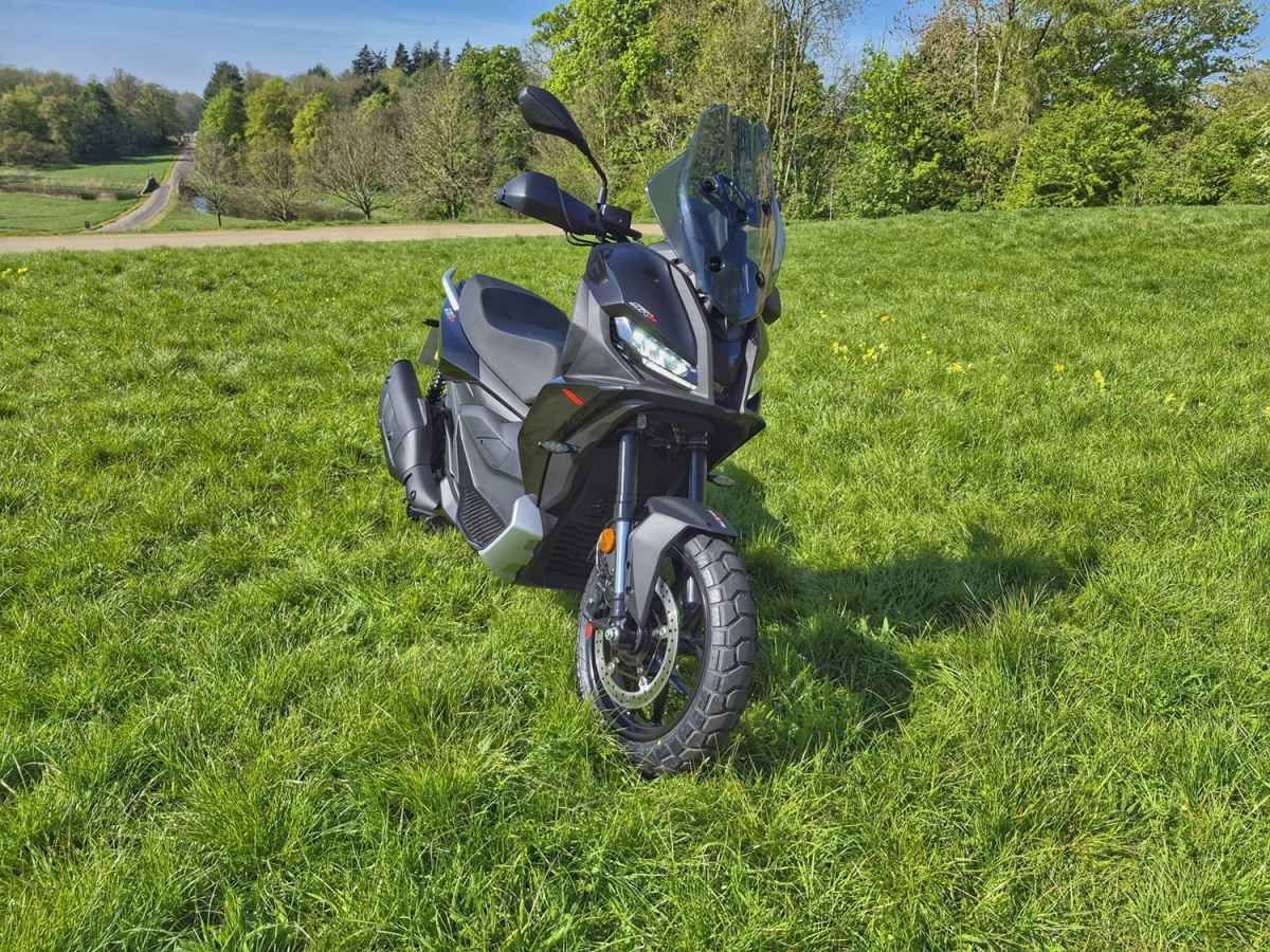 Aprilia SR GT 400
