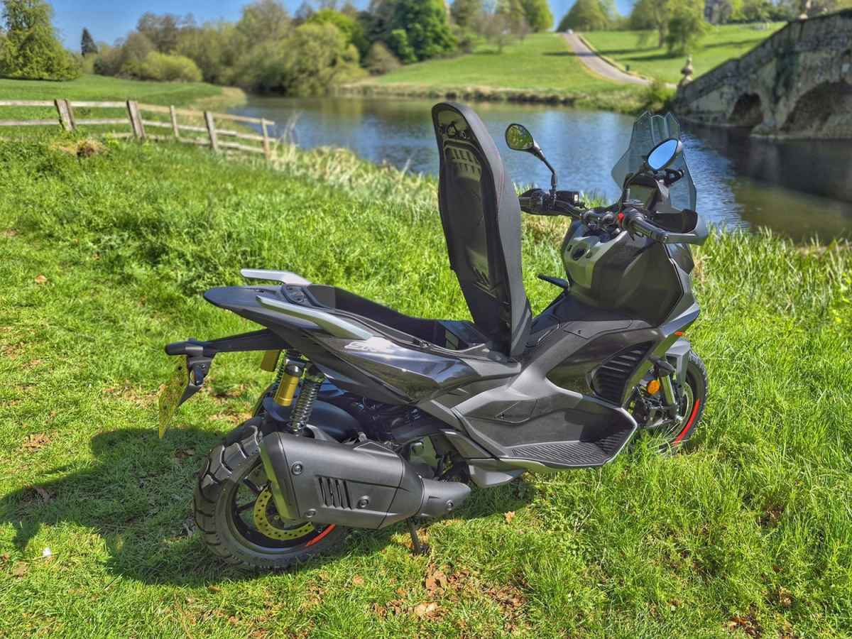 Aprilia SR GT 400