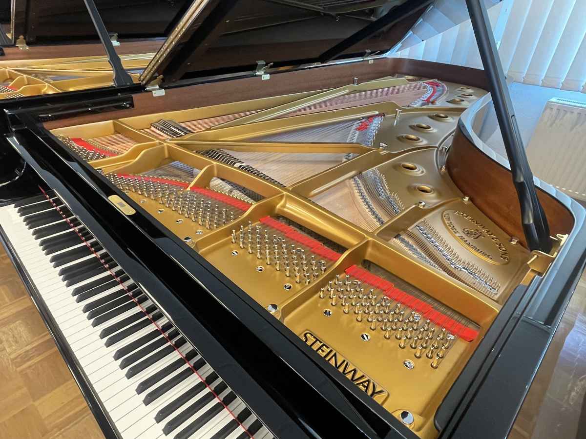 STEINWAY PIANO