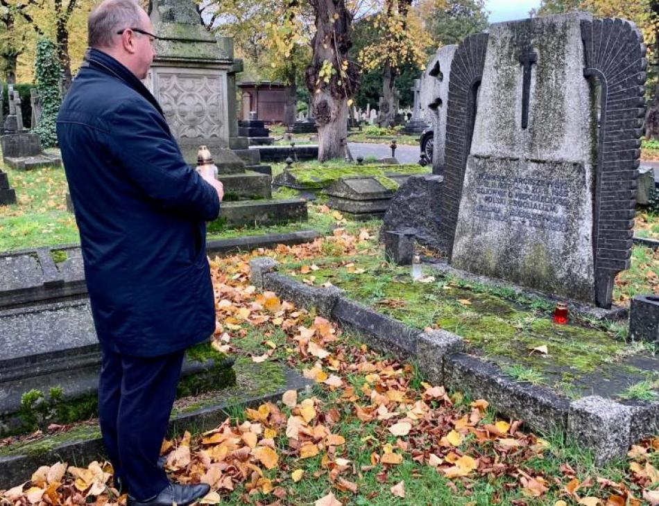 Arkady Rzegocki, ex-Polish ambassador to UK, commemorating Polish graves at Brompton