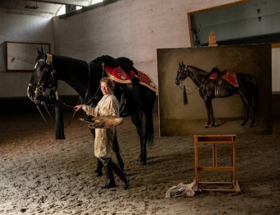Equine Artist Madeleine Bunbury with Household Cavalry regiment horse Falkland, a 17.2  Irish draught cross thoroughbred   