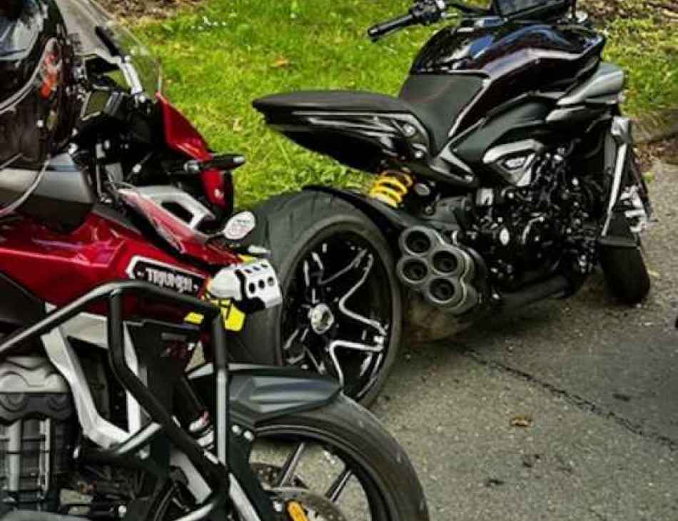 V4 X Diavel 